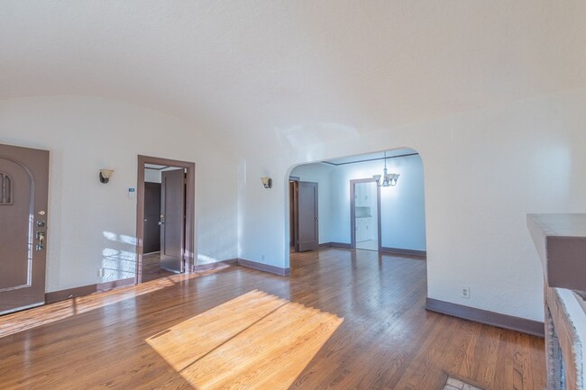 Building Photo - Beautiful 2 Bed +office, den garage, 1 Bath