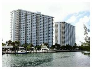 Primary Photo - 300 Bayview Dr