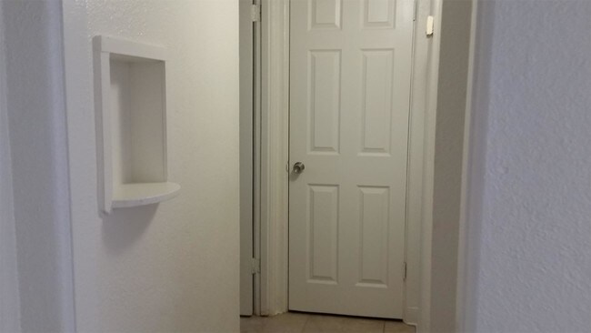 Foto del edificio - 568 W Wilson Ave