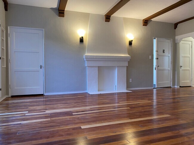 Building Photo - 650 S Cloverdale Ave