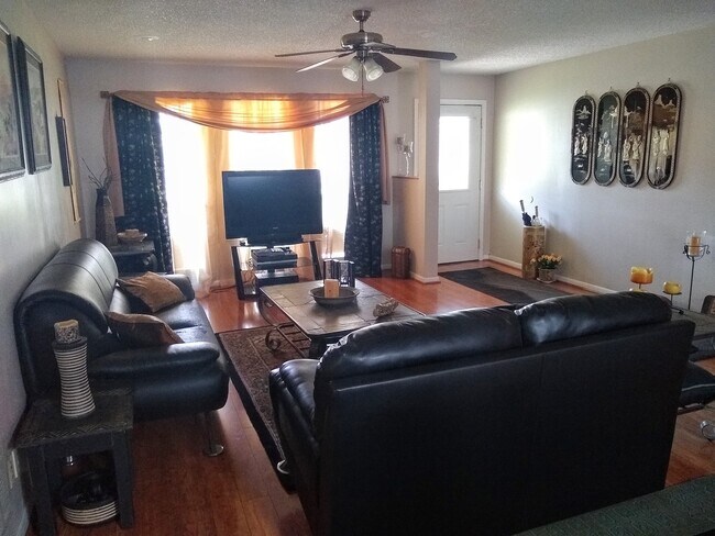 Sala de estar - 2620 Moody Ave