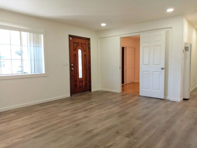 Foto del edificio - Recently Remodeled 3bd Single Story House Accepting Pets!