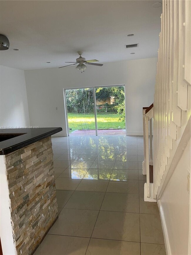 Foto del edificio - 5614 Pierce St