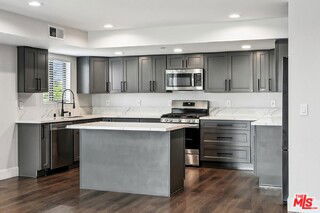 Foto del edificio - 819 E La Palma Dr