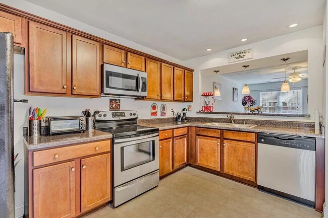 Building Photo - 6766 Village Green Dr