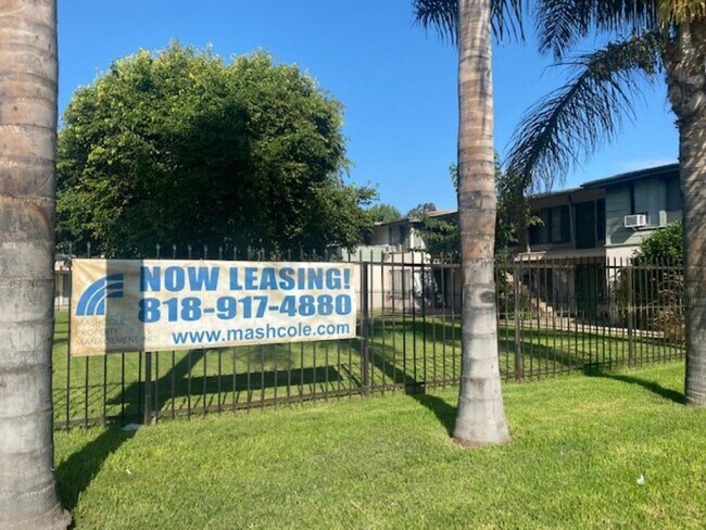 Foto del edificio - 7327 Woodman ave