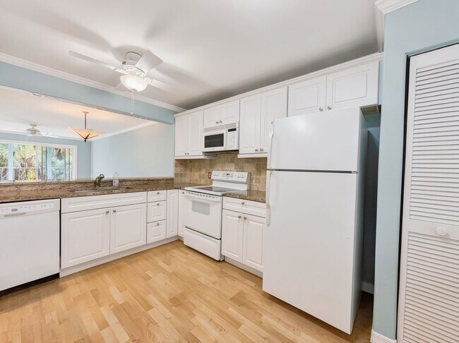 Building Photo - Stunning Sandpiper Bay 2 bed/2 bath end unit condo