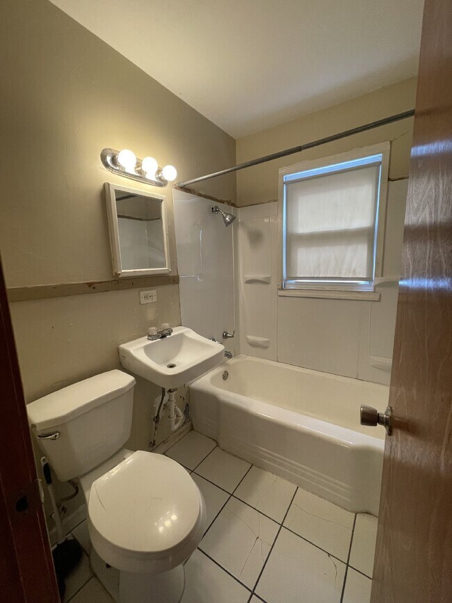 Foto del edificio - 2 Bedroom and 1 Bath Duplex, w/ off street...
