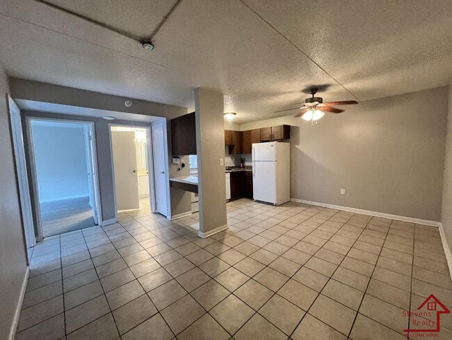 Building Photo - 915 S Seminole Dr