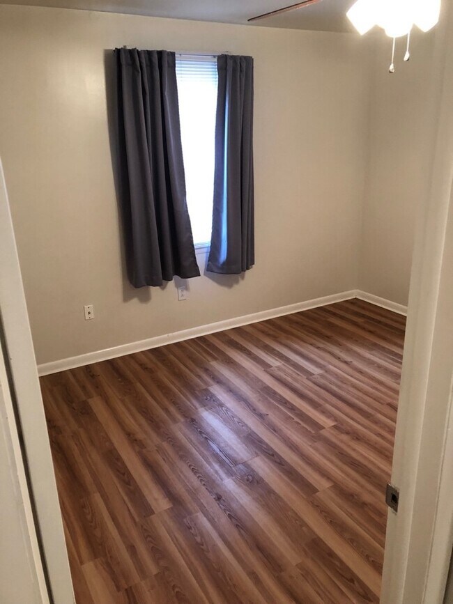 Room 2 10x13 - 1252 Thompson Ave