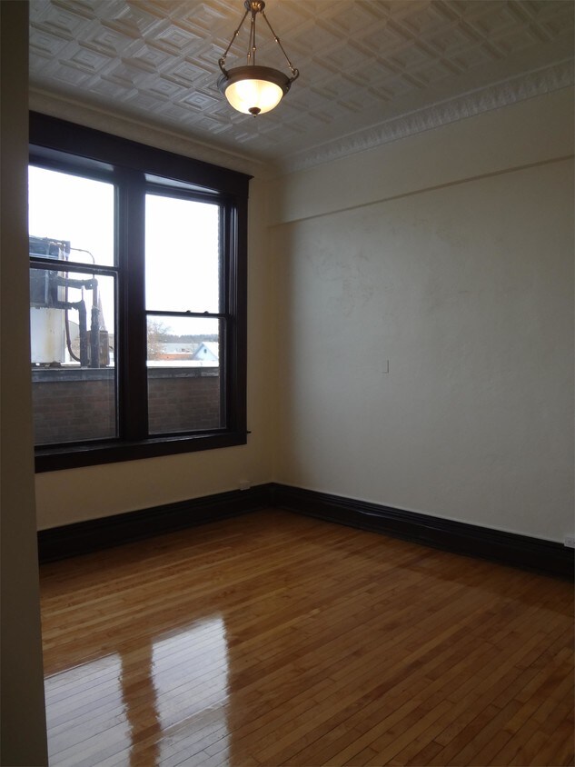Primary Photo - 136 Main St