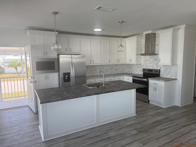 Building Photo - 4208 Queens Way