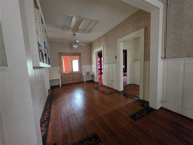 Building Photo - 815 E Washington Ave