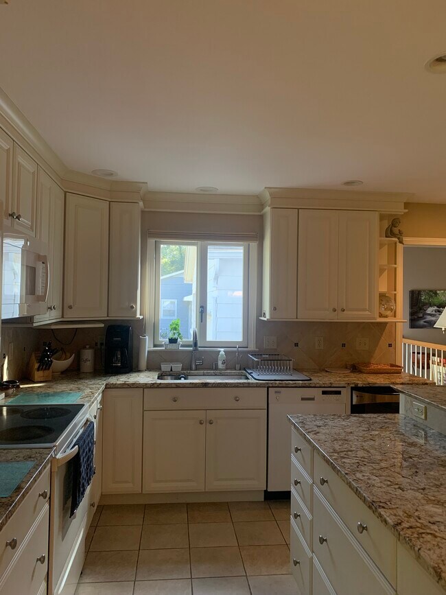 Building Photo - 591 Oakwood Dr