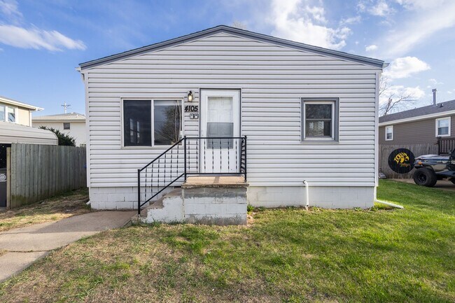 Foto del edificio - Renovated 1-Bedroom Home with Spacious Backyard & Washer/Dryer