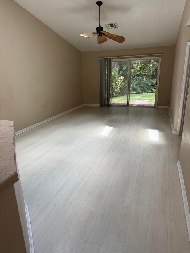 Foto del edificio - 1927 Sixty Oaks Ln