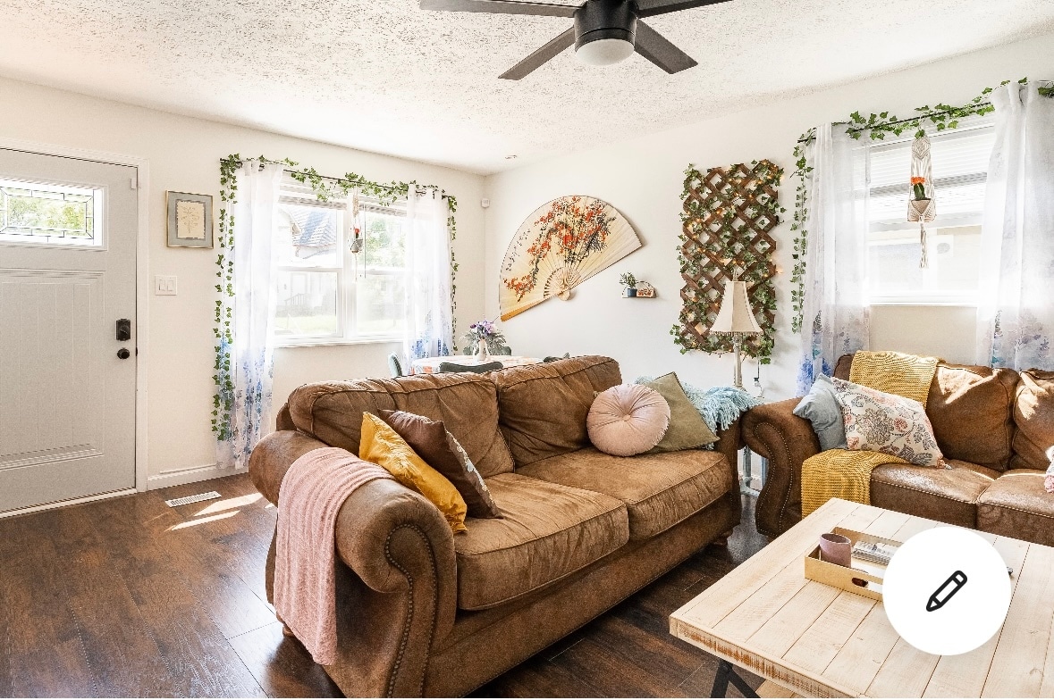 Spacious living room with lots of light - 1420 E Market St
