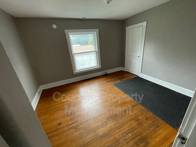 Building Photo - 962 College Ave