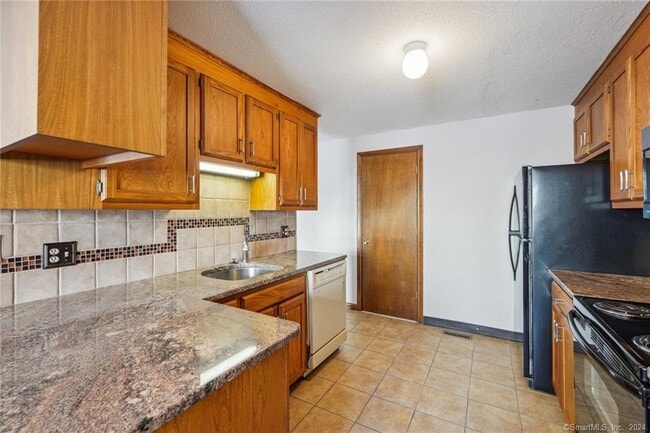 Building Photo - 17 Oak Forest Dr