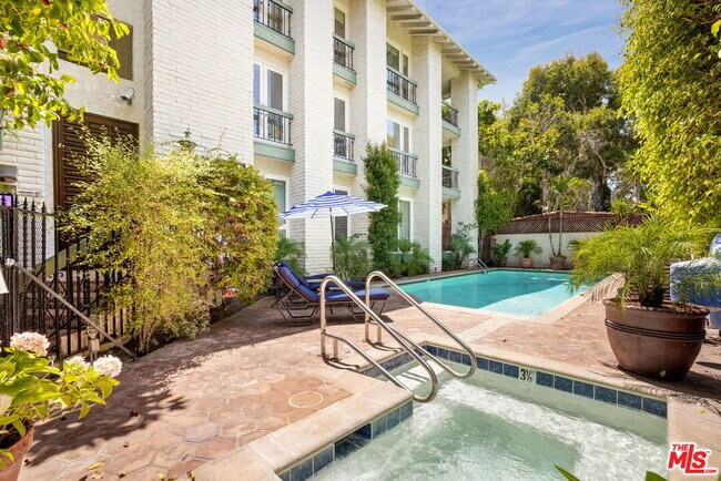 Foto del edificio - 502 San Vicente Blvd