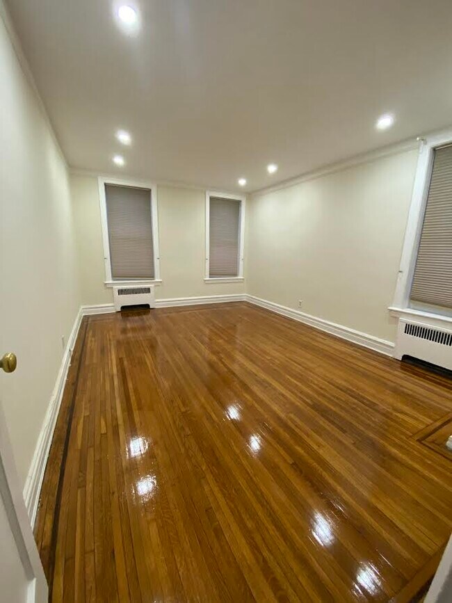 Foto del edificio - 210 Marine Ave