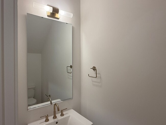 Building Photo - 612 Ambassador St