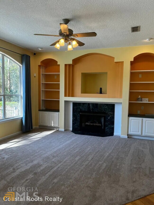 Building Photo - 205 Fairway Dr