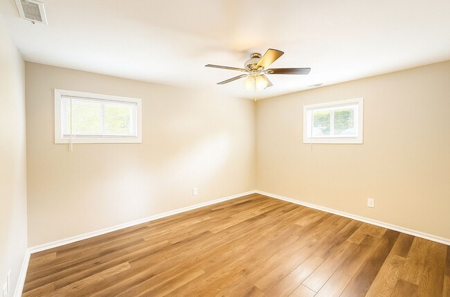 Building Photo - Charming 3 bedroom