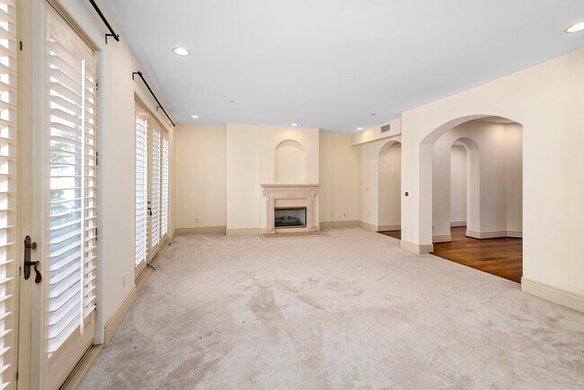 Building Photo - 137 S Spalding Dr