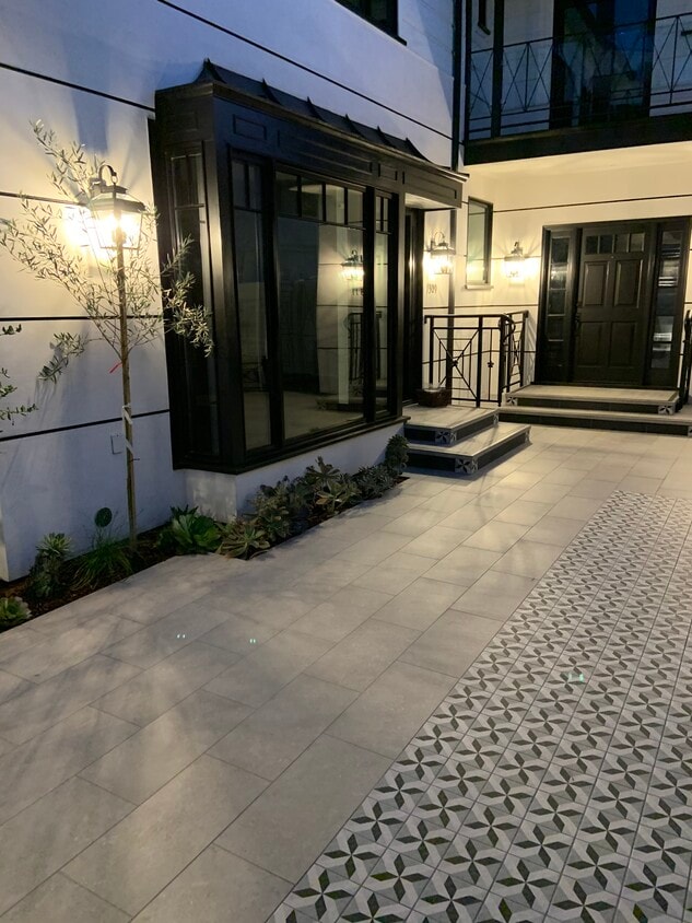 Courtyard - 1311 S Beverly Glen Blvd