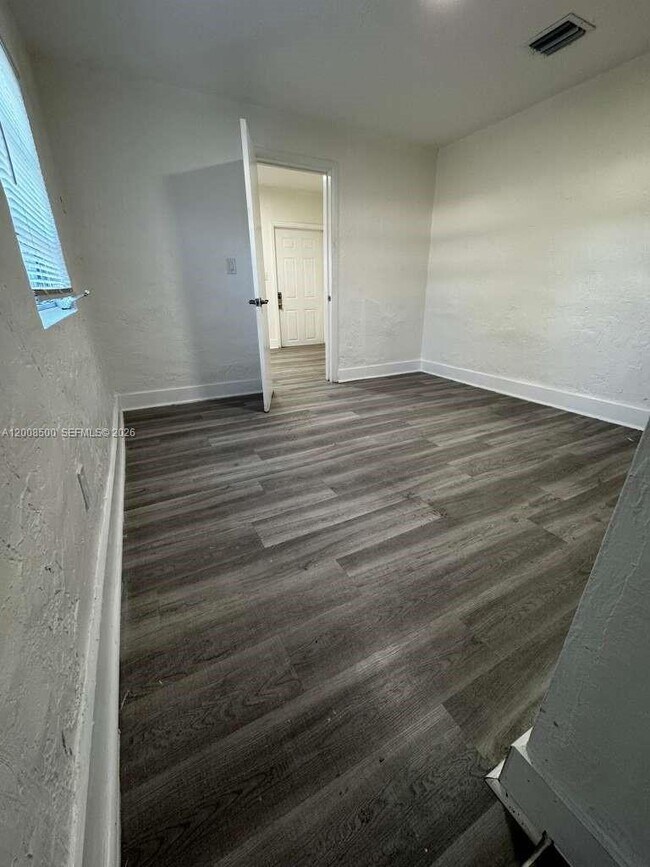 Foto del edificio - 1121 NW 40th St