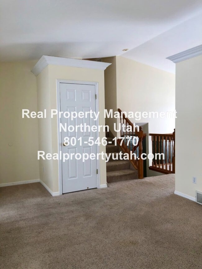 Building Photo - 4 Bedroom 2.5 Bathroom House In Layton Available!