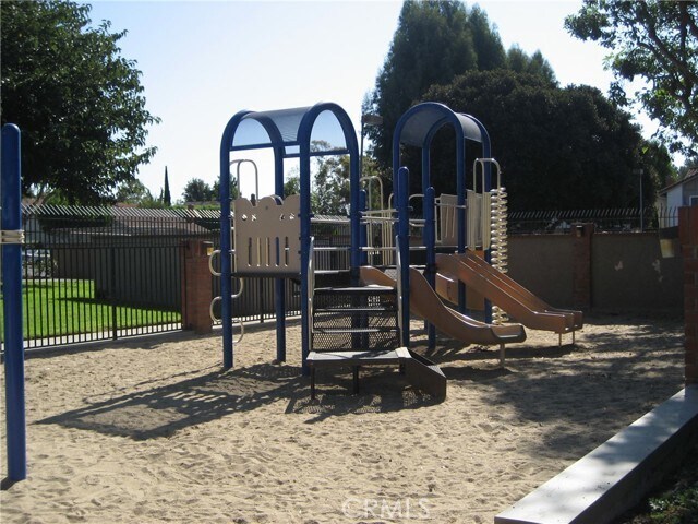 Building Photo - 2 Alba W