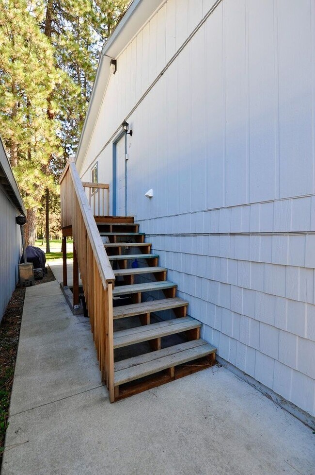 Building Photo - Newly remodeled: upstairs apartment: 2 bed...