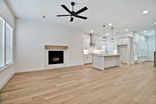 Building Photo - 510 W Persimmon St