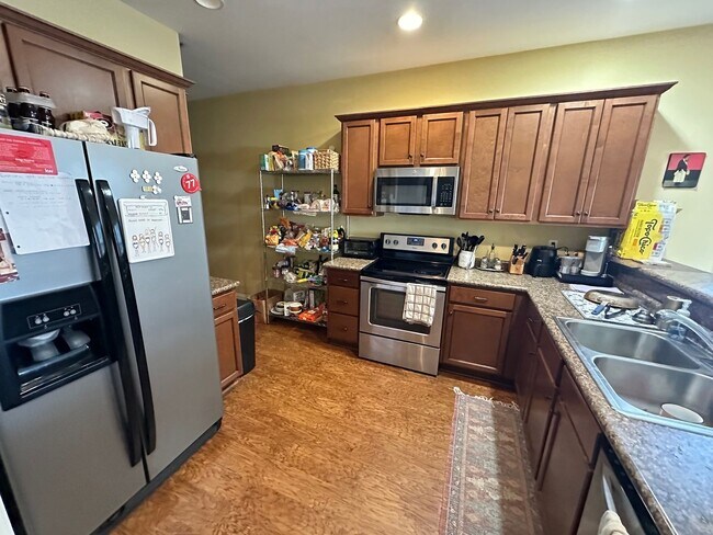 Building Photo - Four Bedroom Near Downtown Available for P...