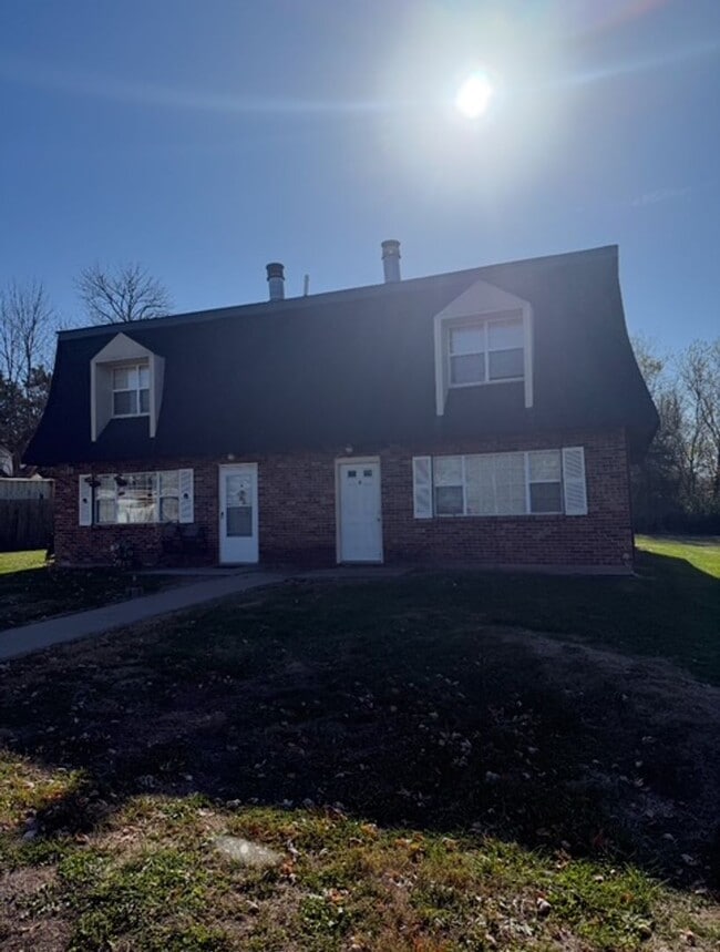 Building Photo - 4460 Hillcrest Dr