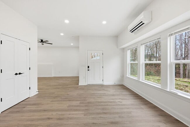 Foto del edificio - Stunning lakeside new construction: 4 bedroom and 3 bath home