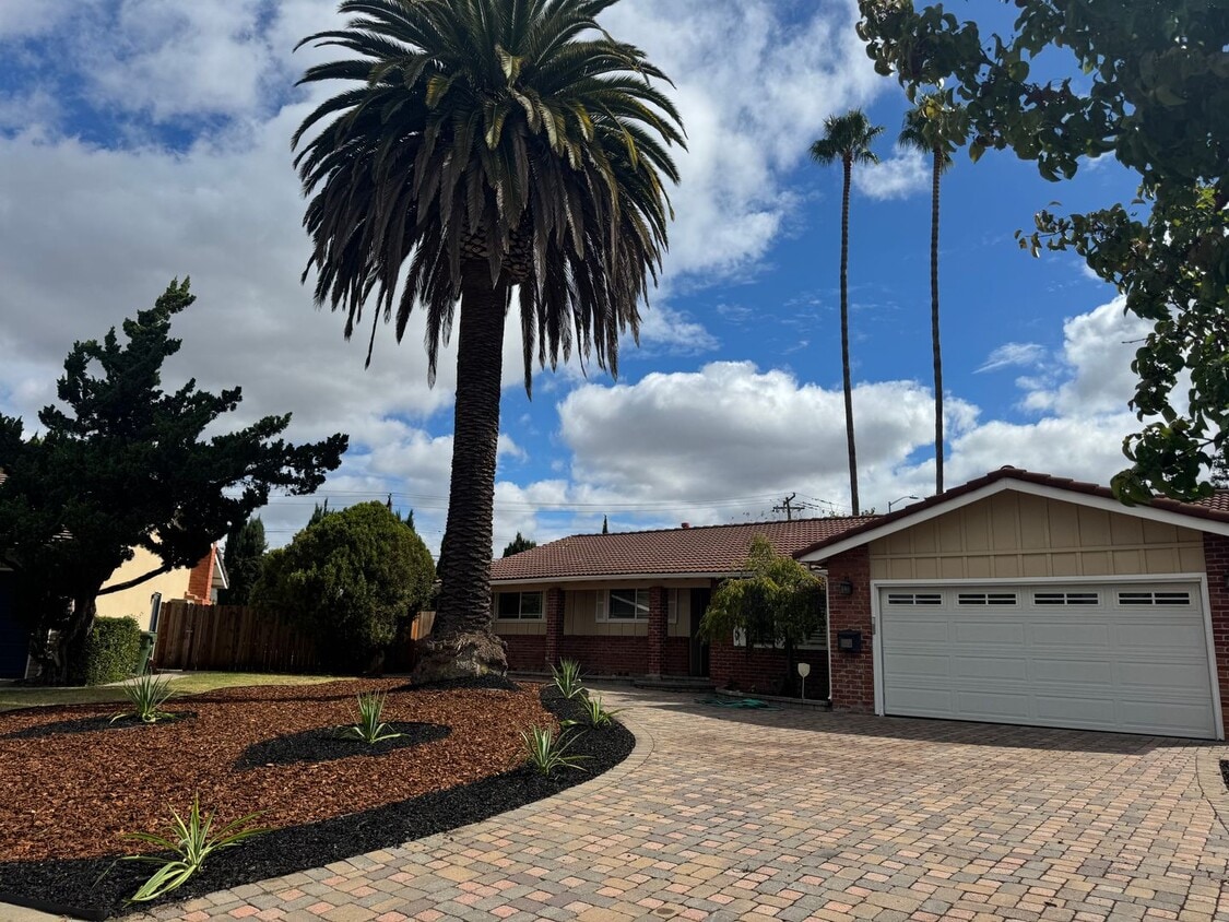 Primary Photo - Wonderful 4 bedroom, single level home in ...