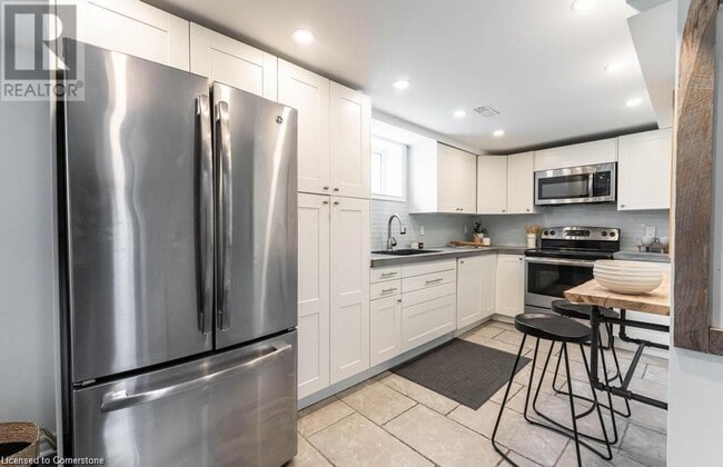Building Photo - 14 Yorkdale Crescent