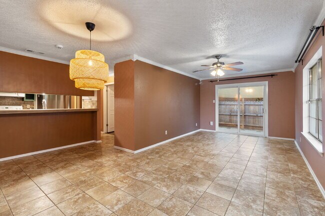 Foto del edificio - 7430 Saddlewood St