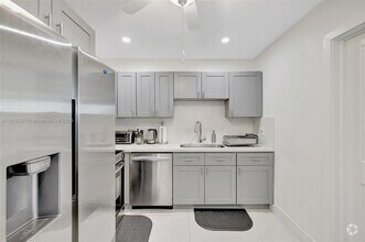 Building Photo - 1500 SW 6th Ave