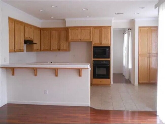 Building Photo - Freshly Painted 4-Bedroom Home