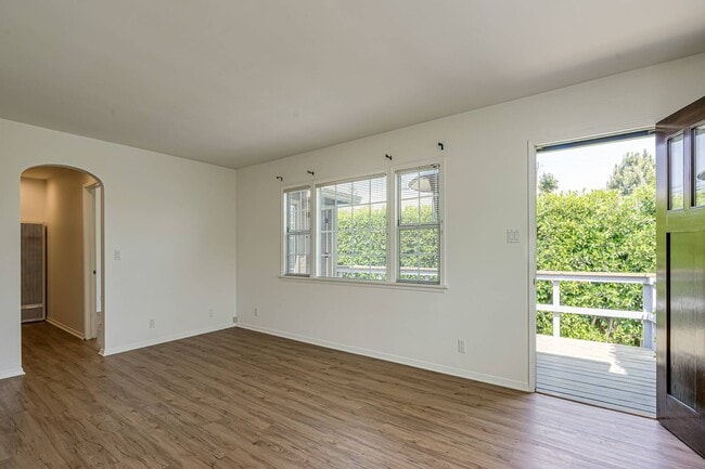 Building Photo - 313 Venice Way