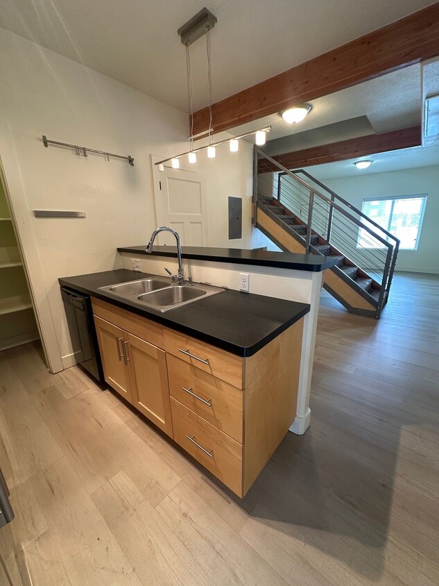 Primary Photo - 2 bedroom, 2.5 bathroom townhome at Lincol...