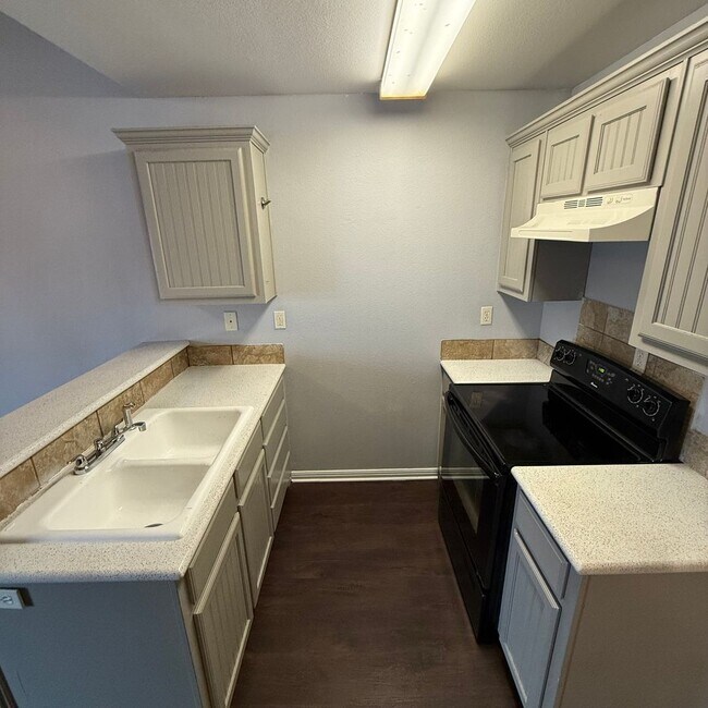 Building Photo - $500 Off 1st Full Month!* All Utilities In...