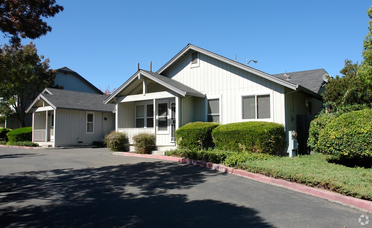 Primary Photo - 47 Lark Center Dr