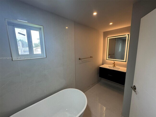 Foto del edificio - 586 NW 48th St