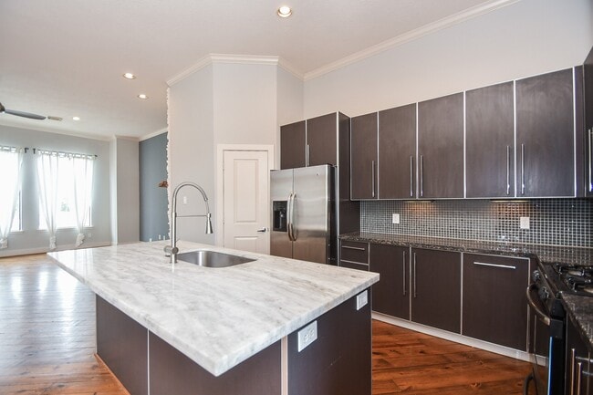 Building Photo - 748 W 16th St