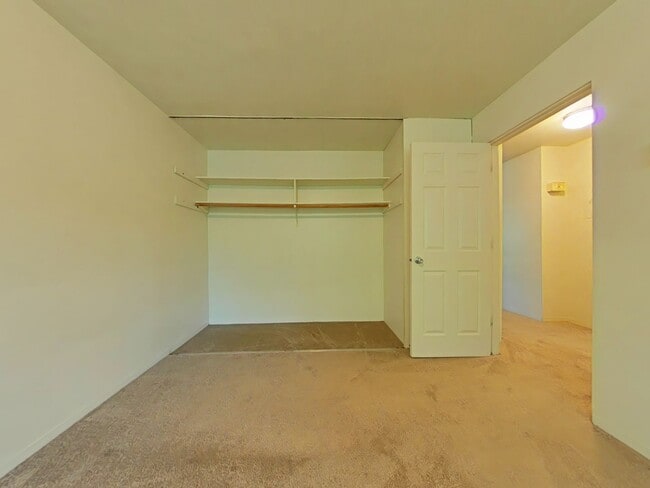 Building Photo - 2 Bedroom Apartment ~ Close to Campus ~ Ca...
